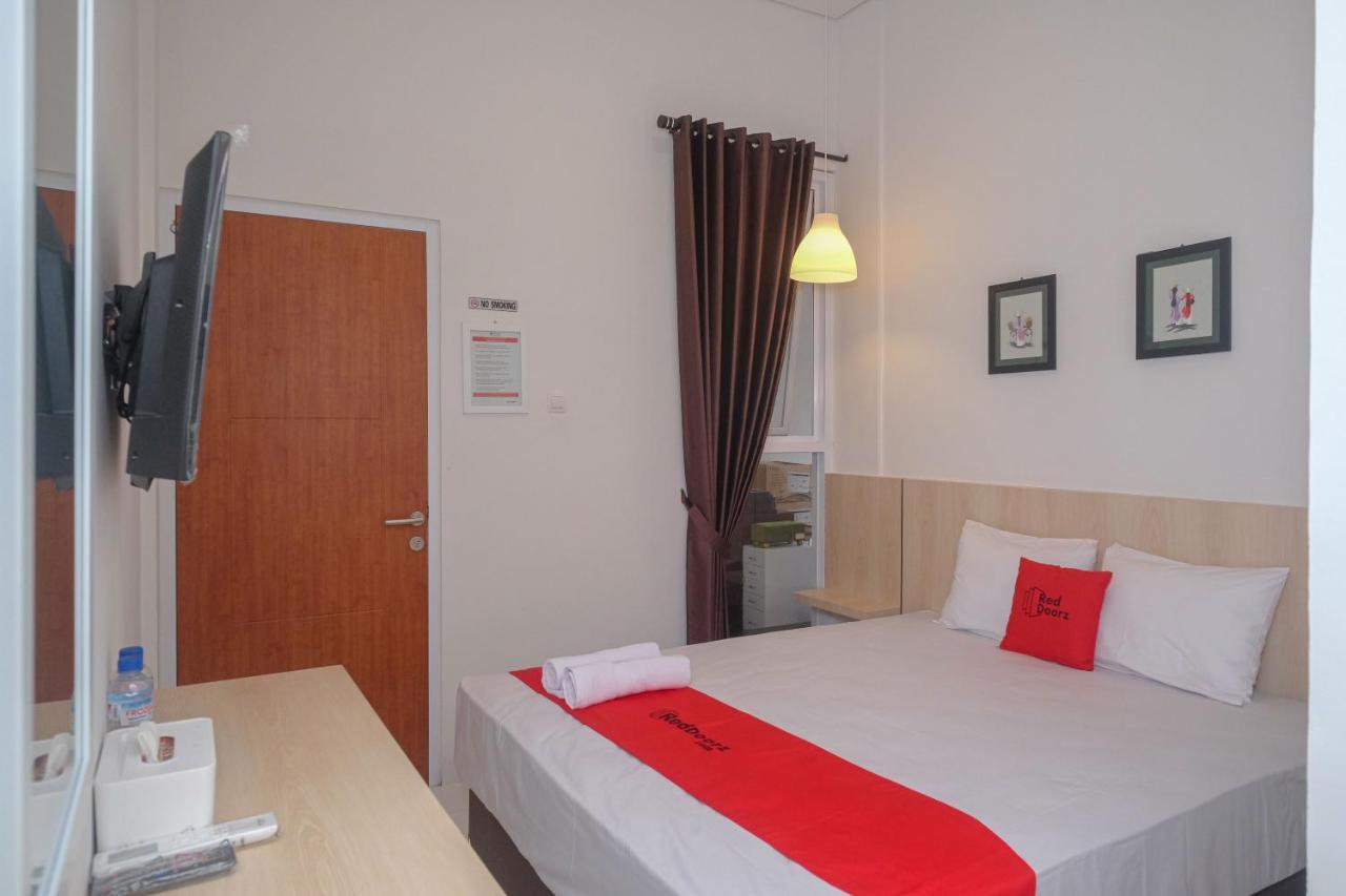 Отель Reddoorz Syariah @ Tlogosari Semarang Alastuwo Экстерьер фото