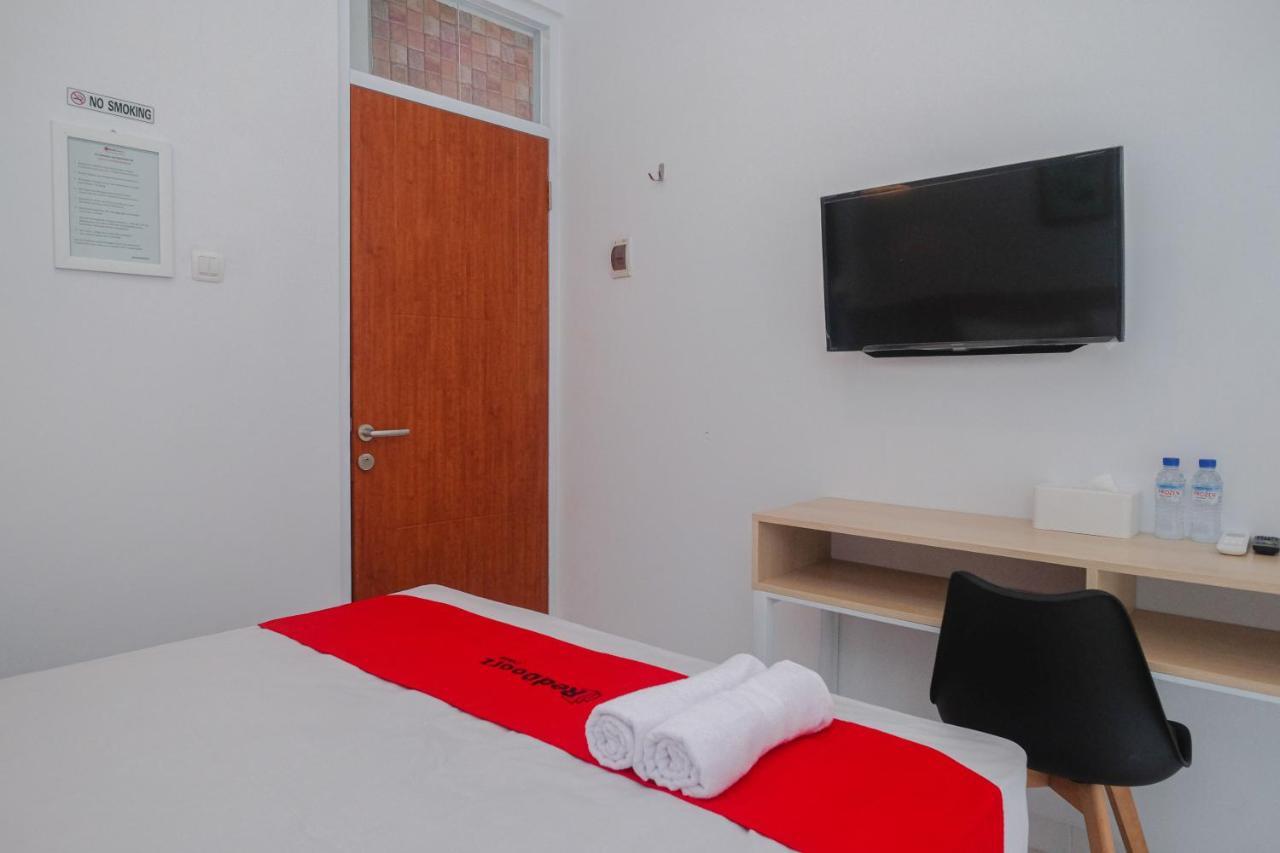 Отель Reddoorz Syariah @ Tlogosari Semarang Alastuwo Экстерьер фото