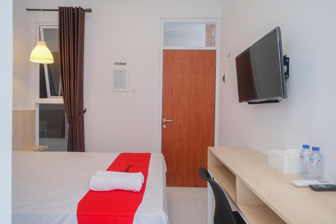 Отель Reddoorz Syariah @ Tlogosari Semarang Alastuwo Экстерьер фото